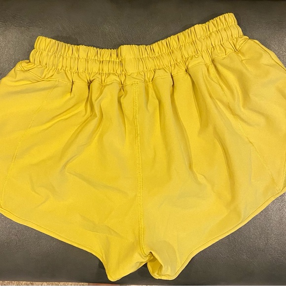 Lululemon hotty-hot 2.5” low rise - Picture 2 of 4